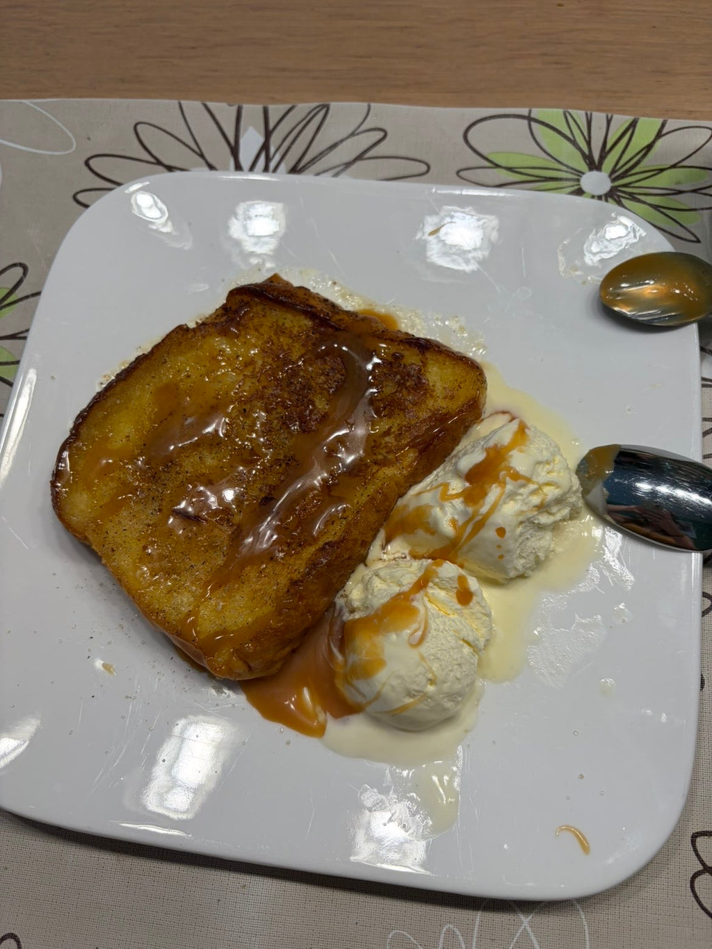 Saveur & Savoir – Receptenkaart Brioche perdue – Frans dessert met vanille-ijs en karamelsaus
